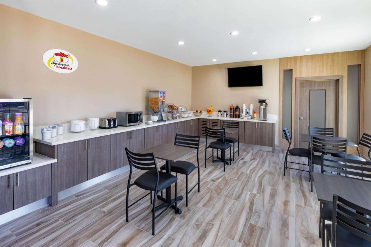 فندق Super 8 By Wyndham Houston Nw Beltway 8-West Rd المظهر الخارجي الصورة